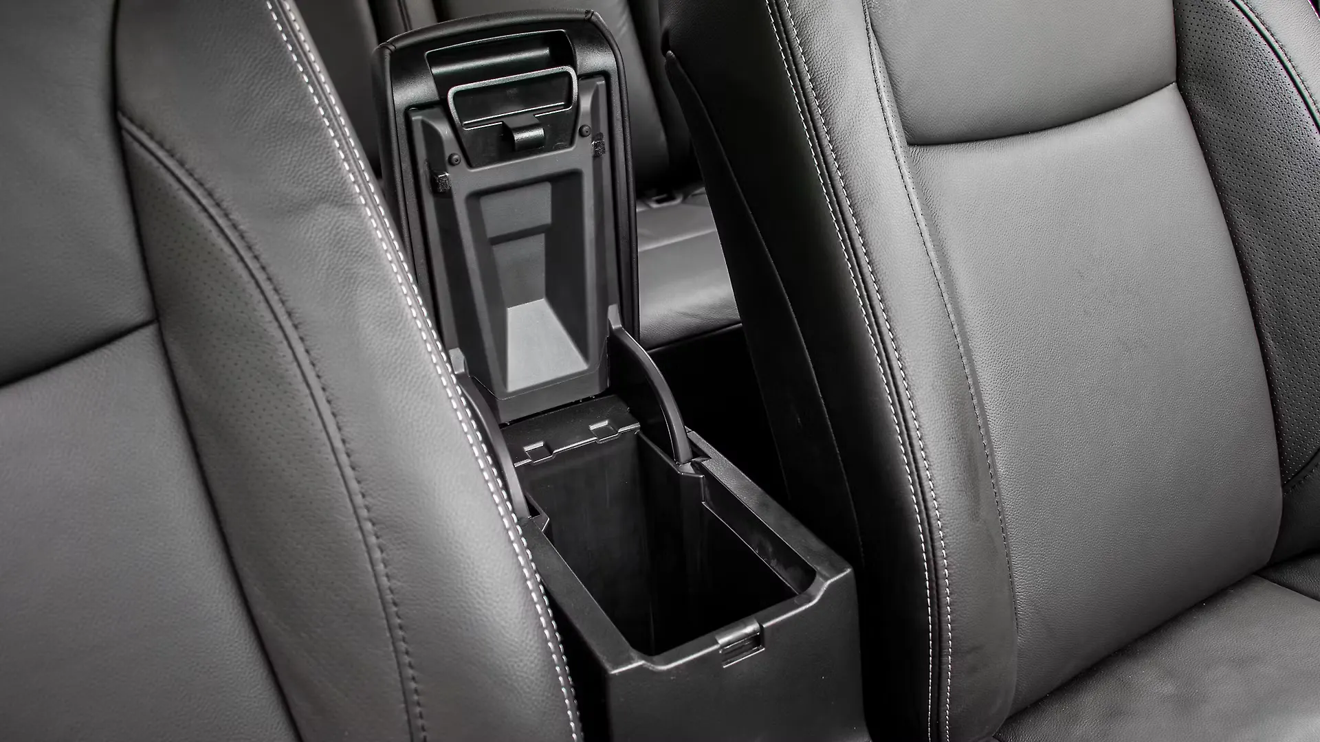 SCross Front Centre Arm Rest Storage Image, SCross Photos in India CarWale