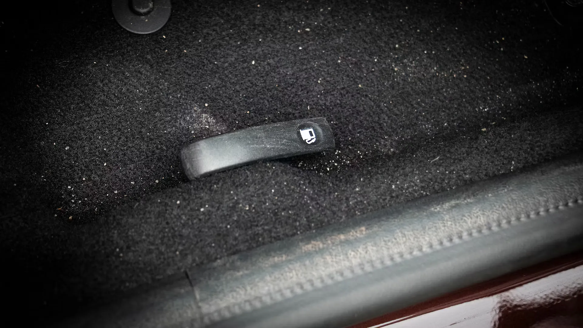 Duster Boot Release Lever/Fuel Lid Release Lever Image, Duster Photos