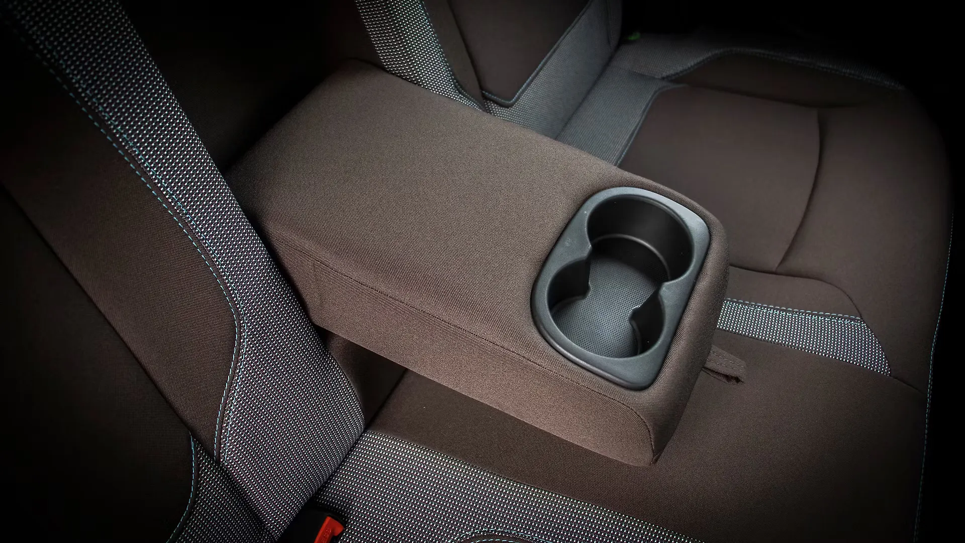 Duster Rear Cup Holders Image, Duster Photos in India CarWale