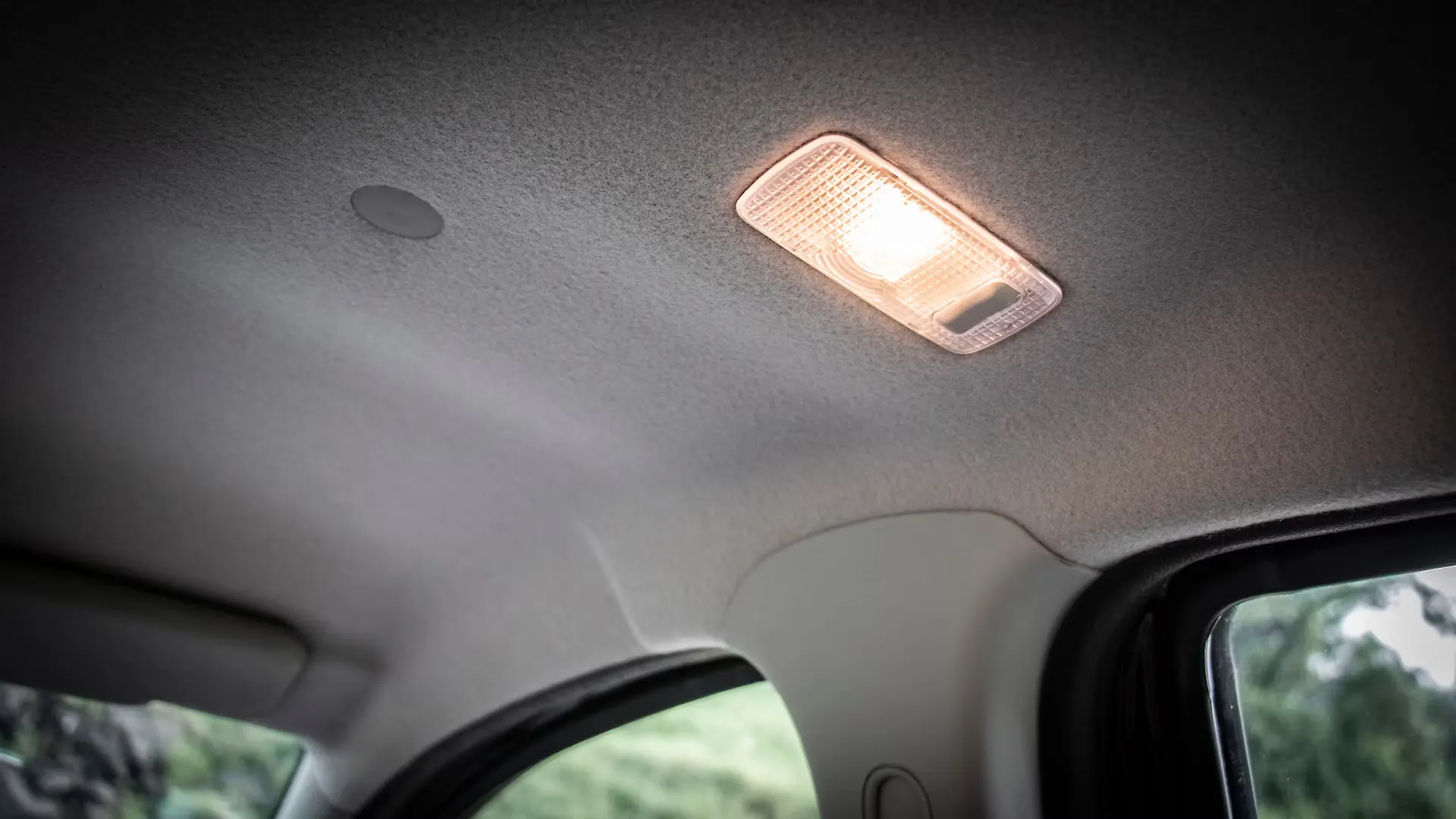 Duster Rear Row Roof Mounted Cabin Lamps Image, Duster Photos in India