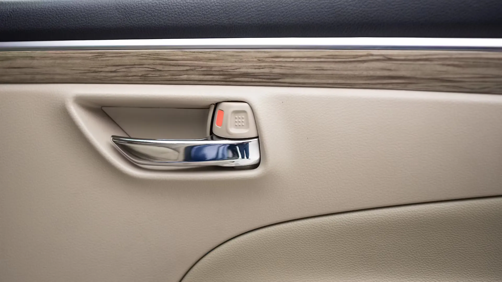 Ciaz Rear Door Pad Handle Image, Ciaz Photos in India CarWale