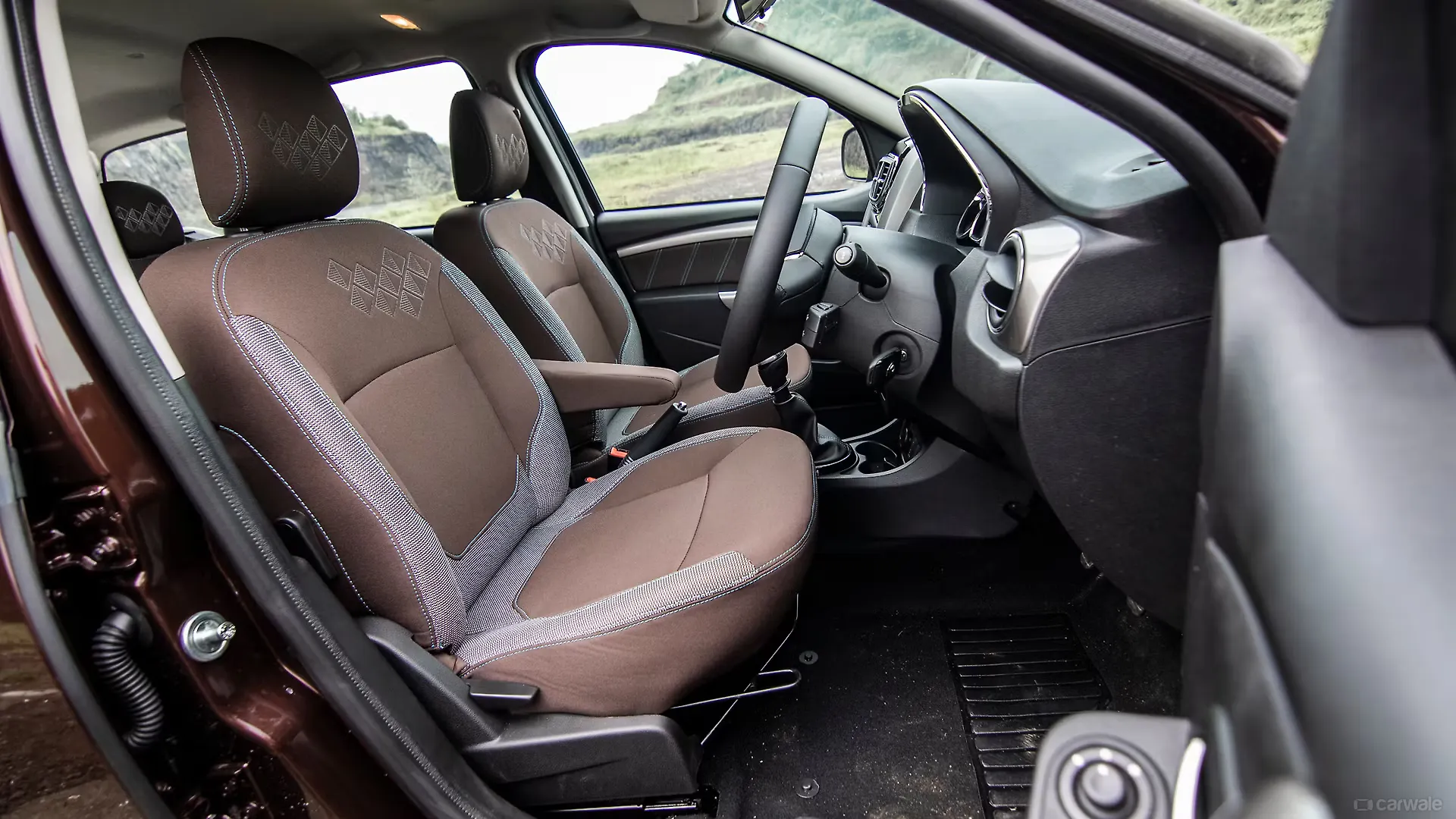 Duster Front Row Seats Image, Duster Photos in India CarWale