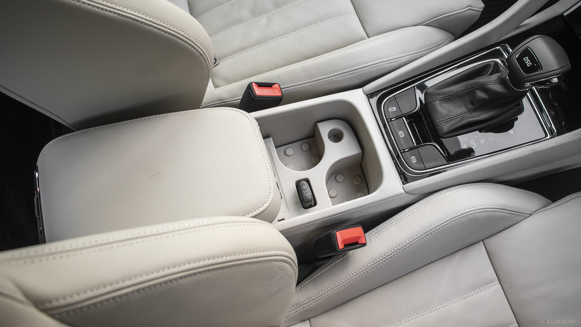 Karoq Center Console/Centre Console Storage Image, Karoq Photos in ...