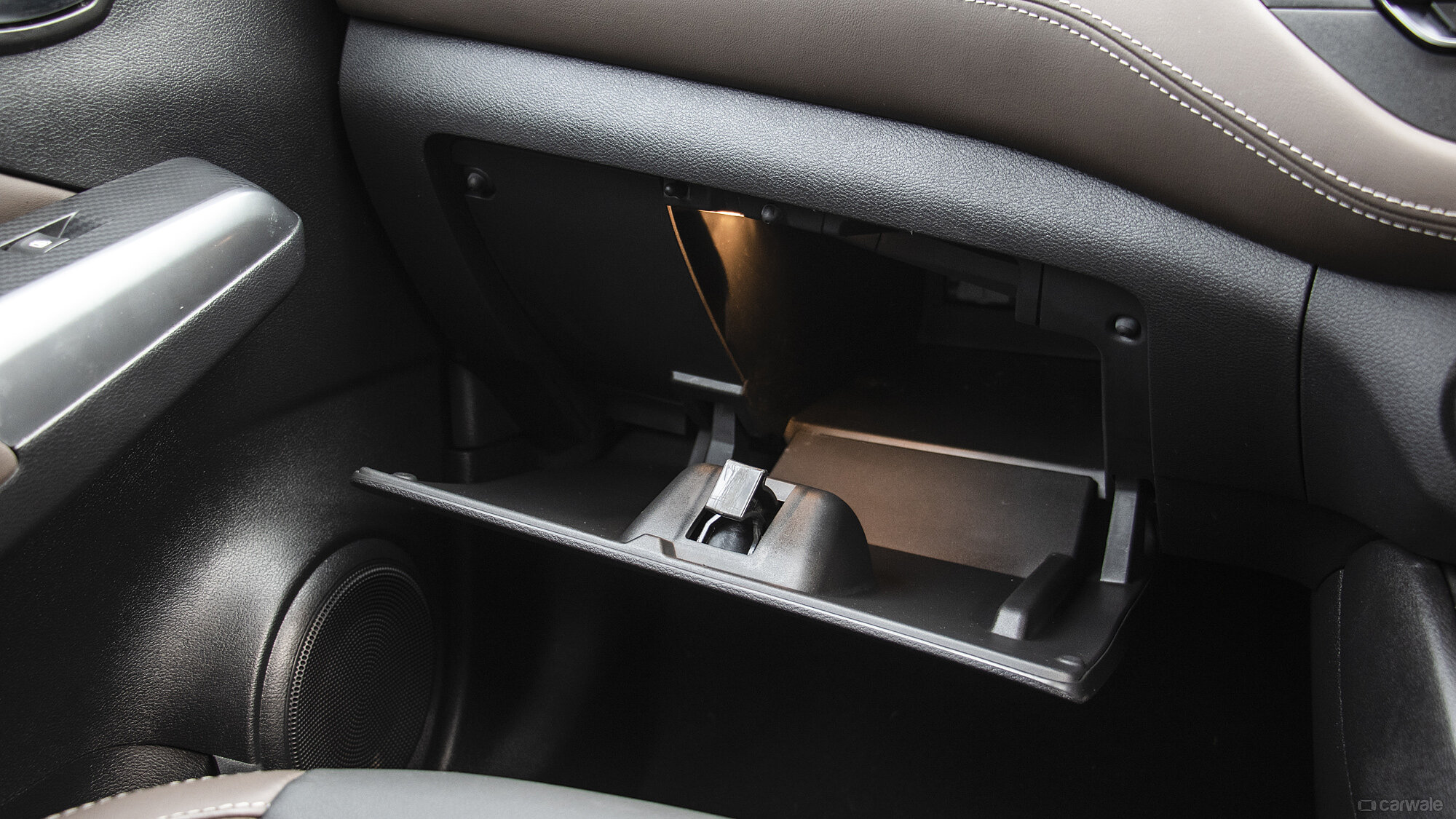 kicks-glove-box-image-kicks-photos-in-india-carwale