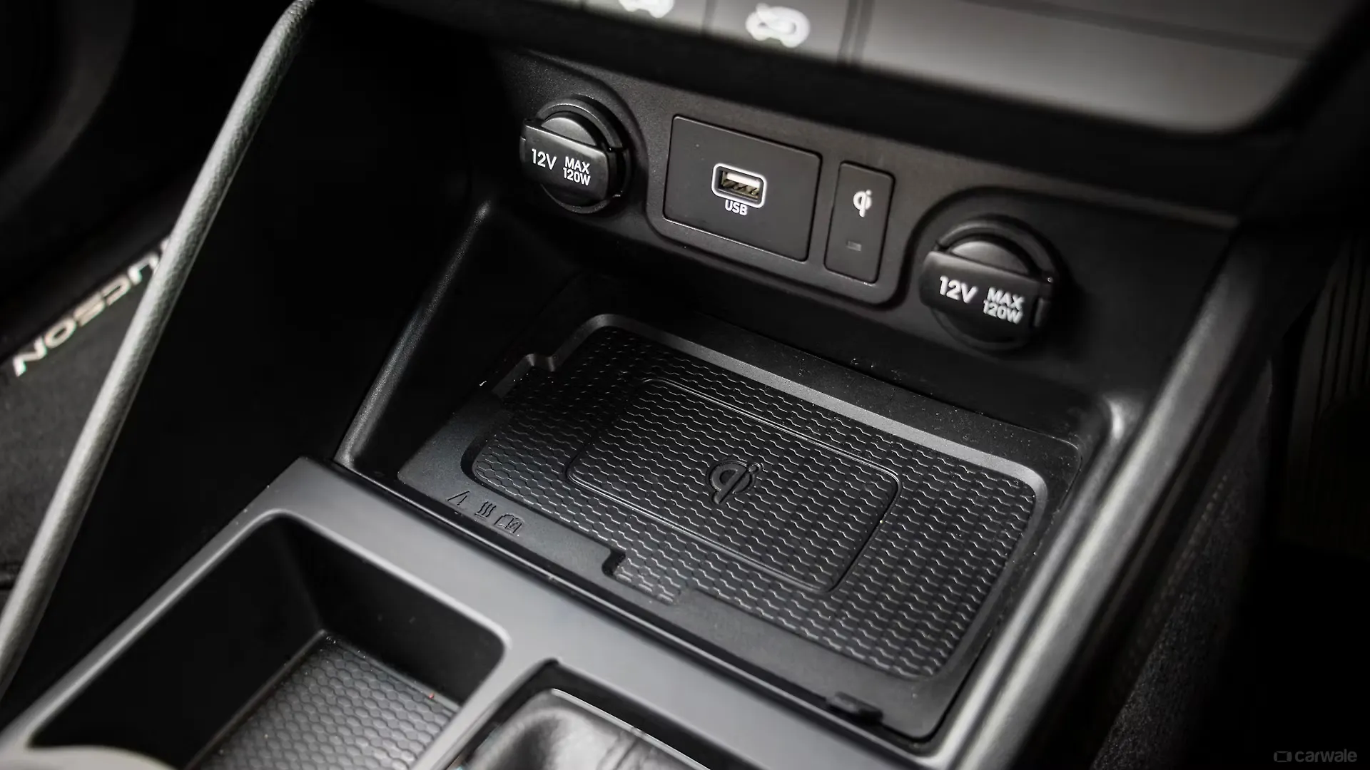 Tucson USB Port/AUX/Power Socket/Wireless Charging Image, Tucson Photos