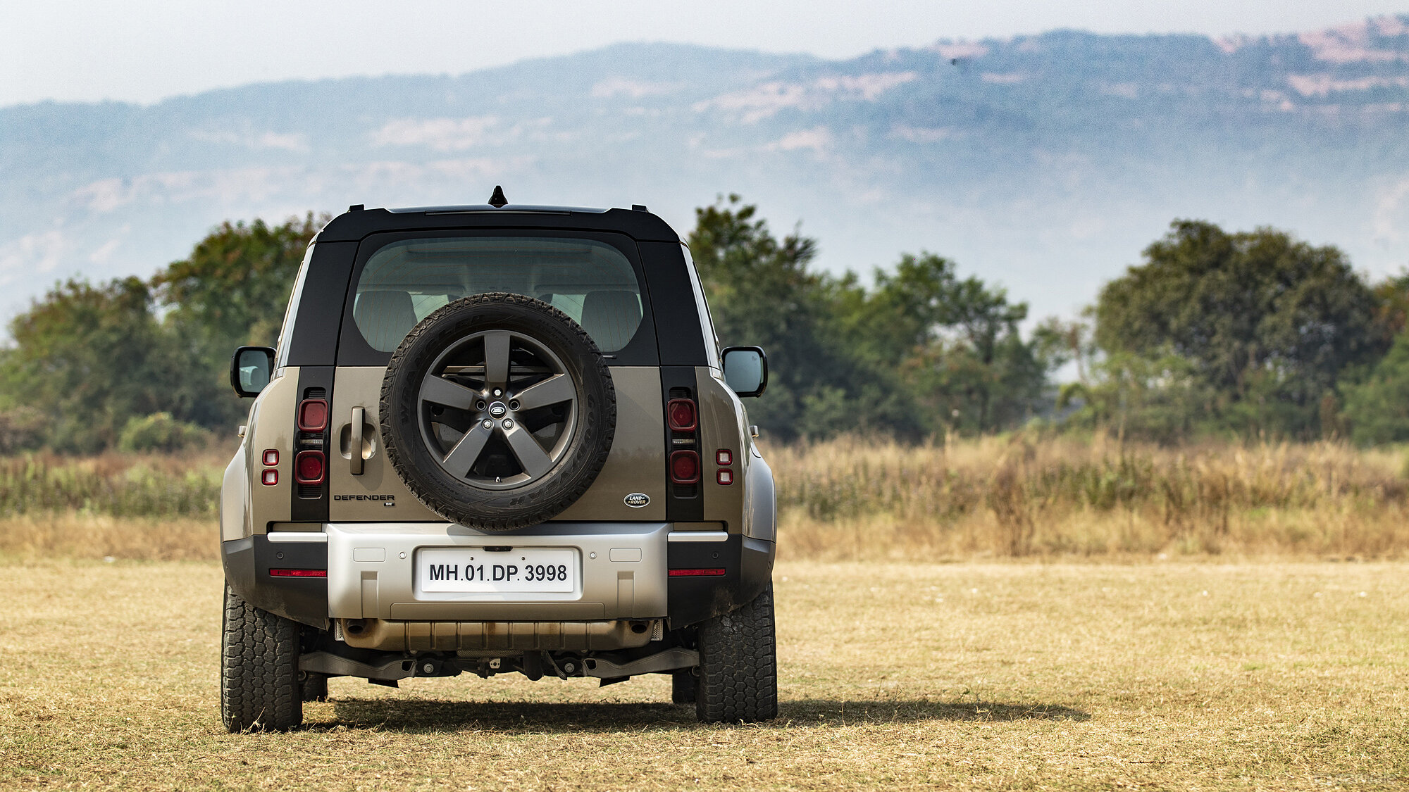 Defender Rear View Image, Defender Photos in India - CarWale