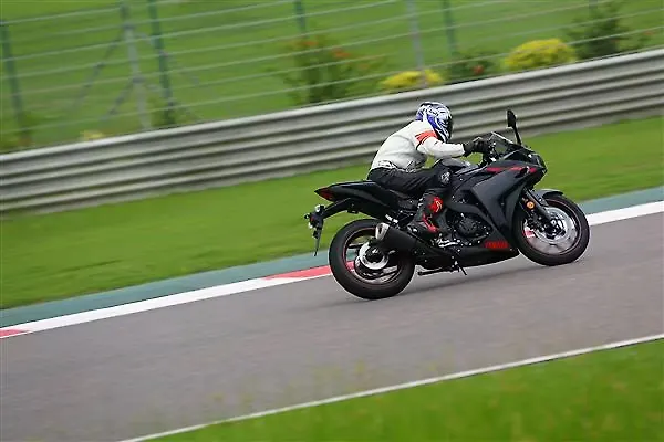 Yamaha YZF-R3 First Ride Review - BikeWale