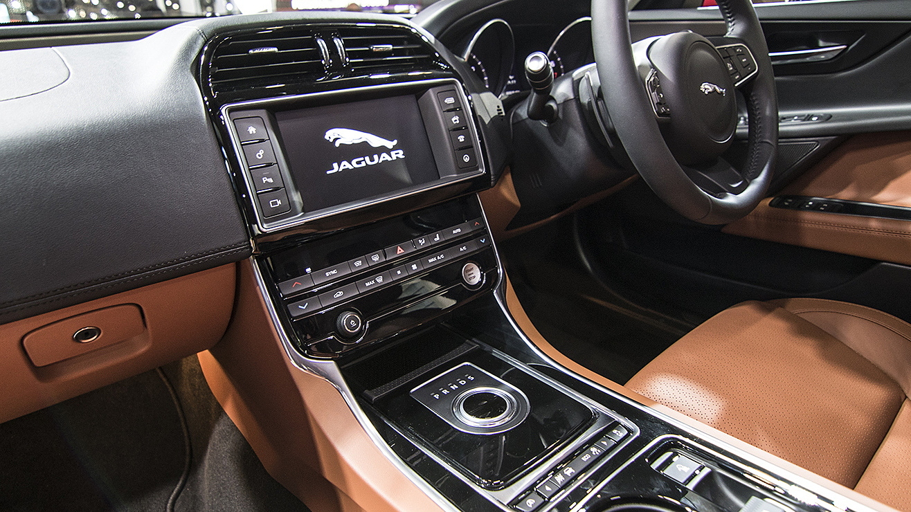 Jaguar Xe 2016 2019 Photo Interior Image Carwale