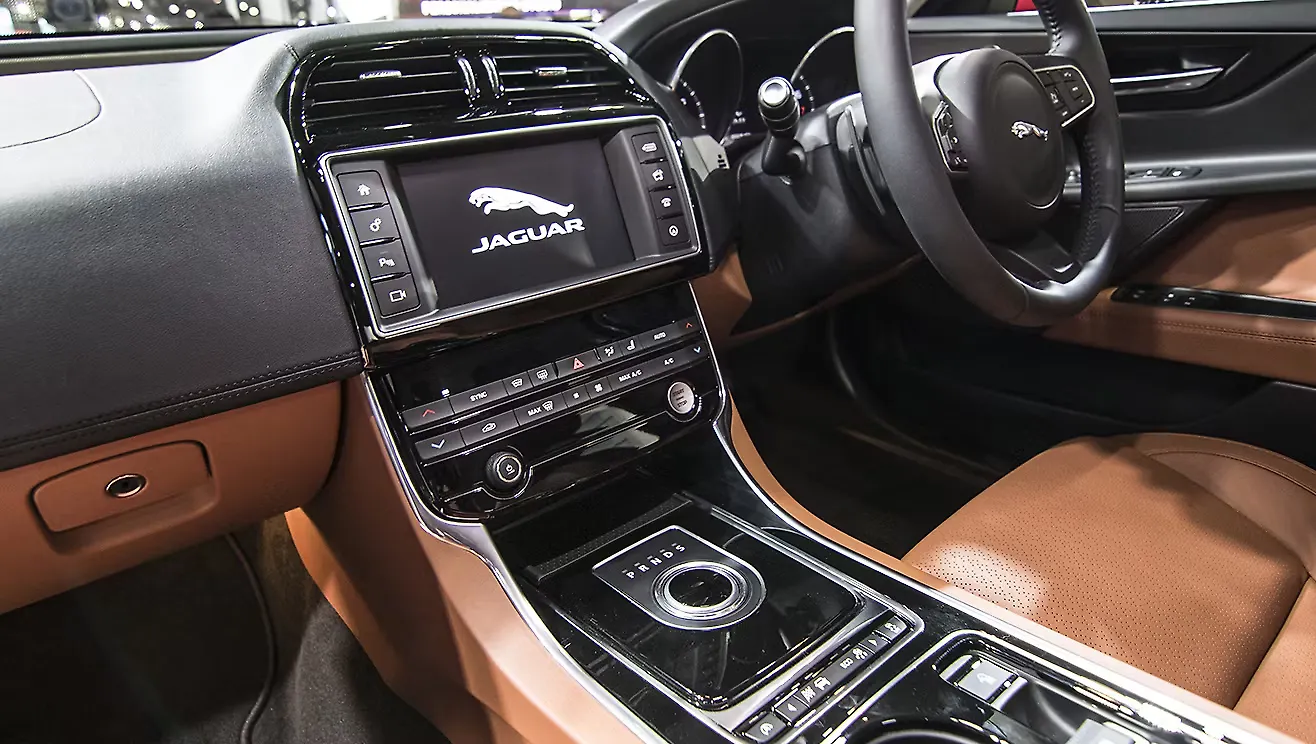 Jaguar Xe 2016 2019 Photo Interior Image Carwale