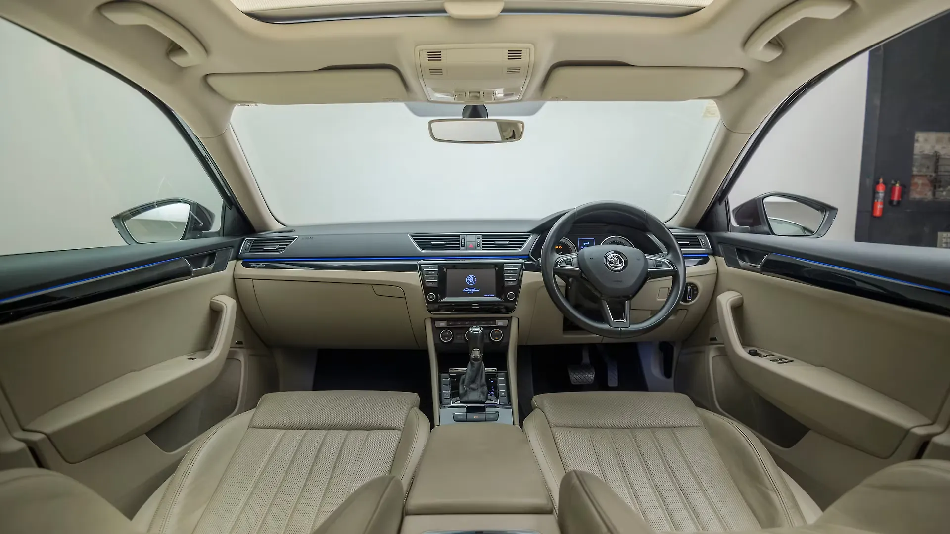 Skoda Superb Images Interior Exterior Photo Gallery Carwale