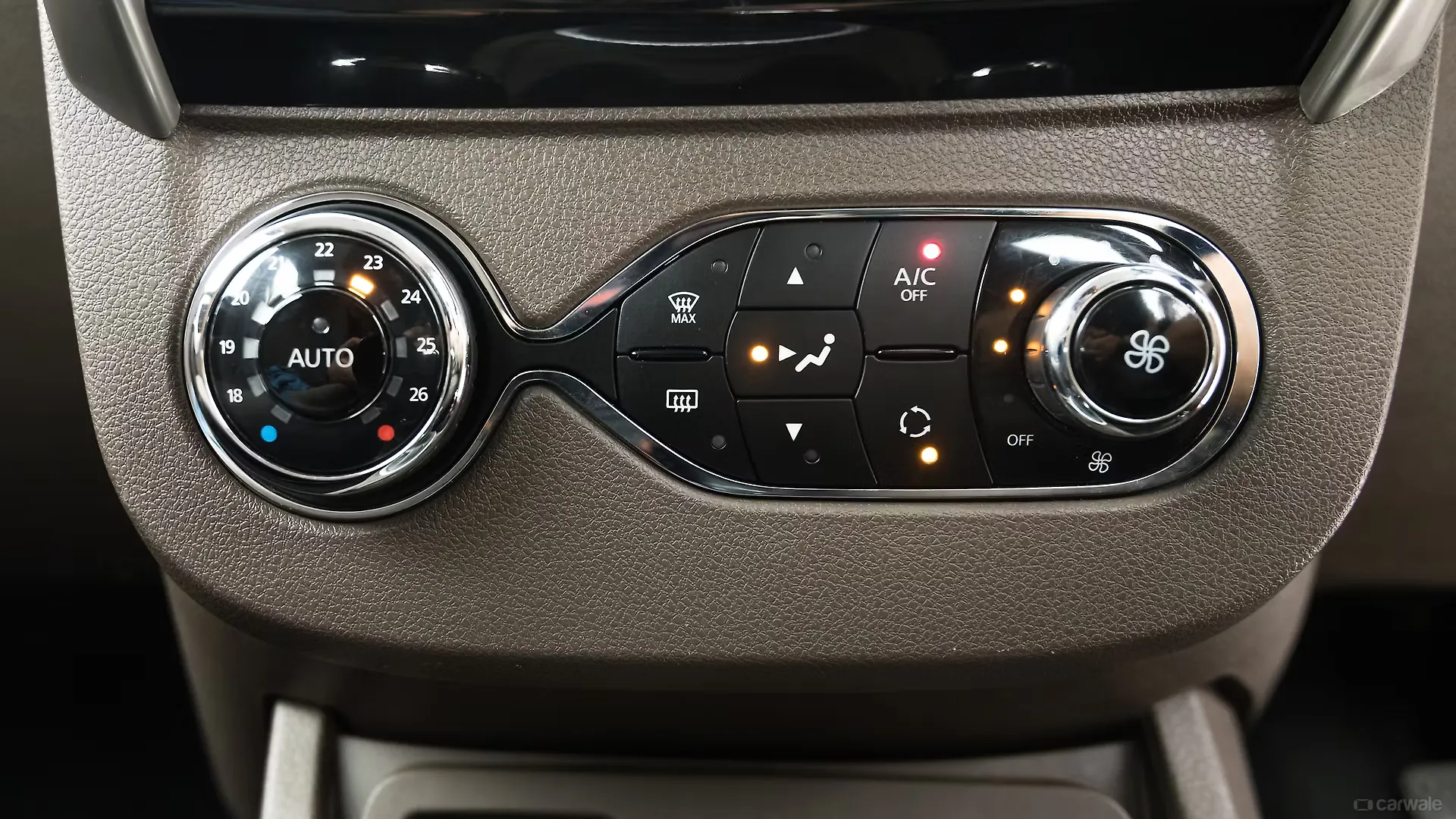 Renault Duster 2016 2019 Photo Badges Image Carwale