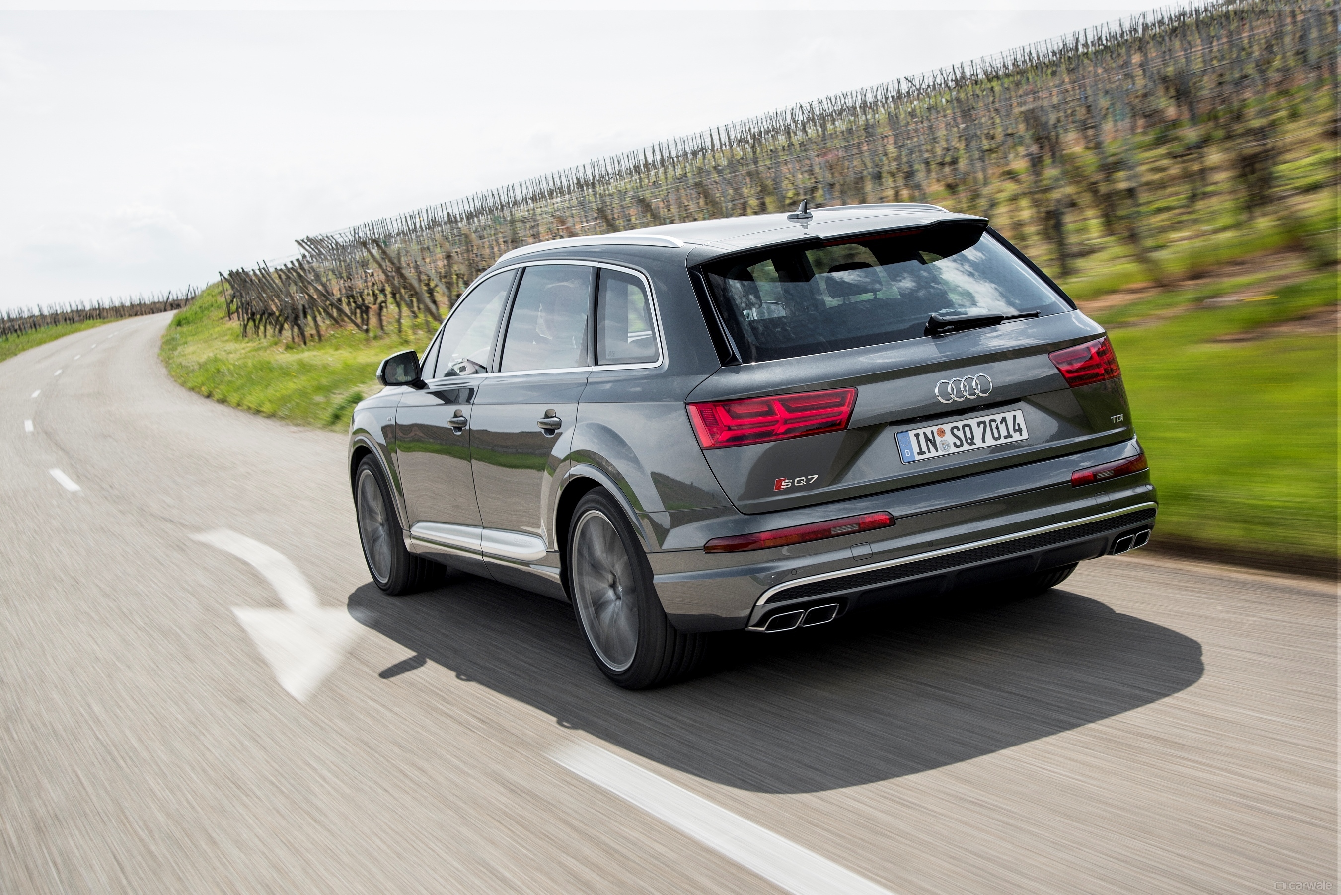 Audi SQ7 Photo, left rear three quarter Image - CarWale