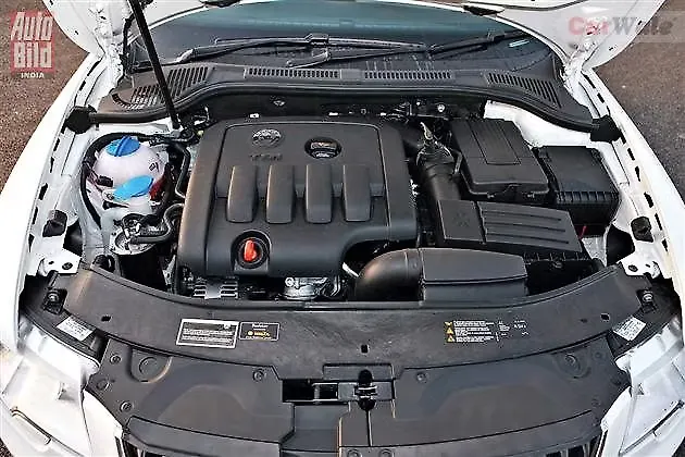 Skoda Superb vs Volkswagen Passat - CarWale