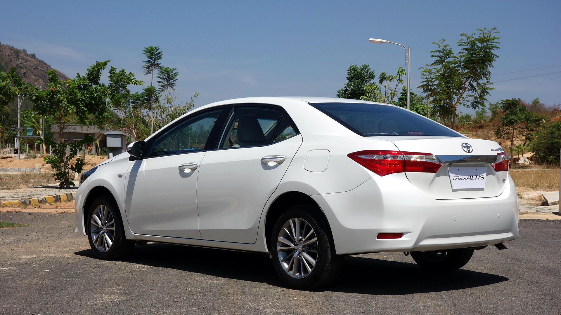 Toyota Corolla Altis 2014 2017 Images Interior Exterior Photo Gallery 50 Images Carwale