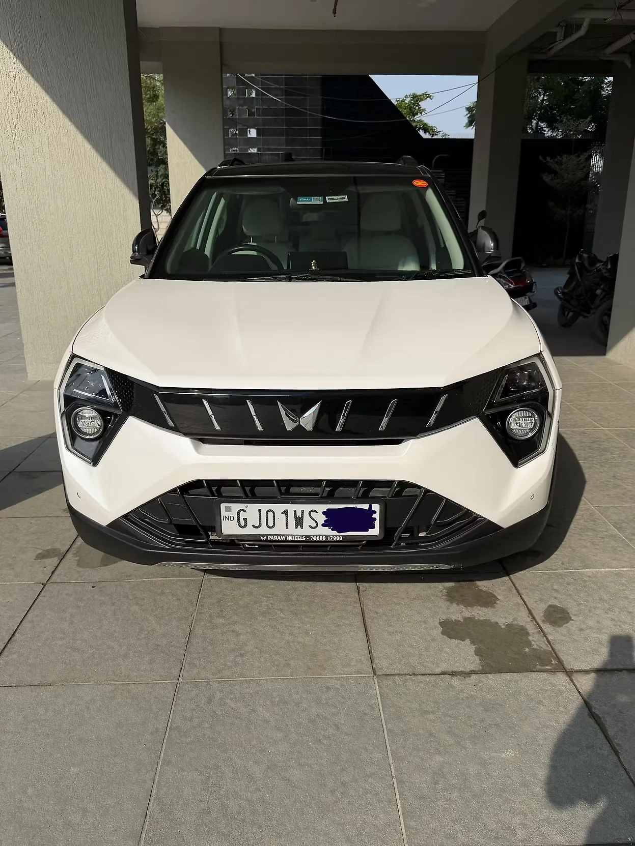 2024 Mahindra XUV 3XO AX7 Petrol 1.2L Turbo Manual Dual Tone