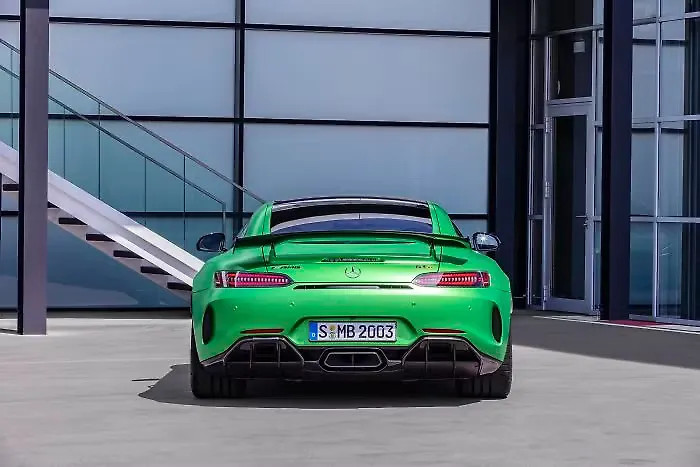 Mercedes Benz Amg Gt R Coupe Price In India Features Specs And Reviews Carwale