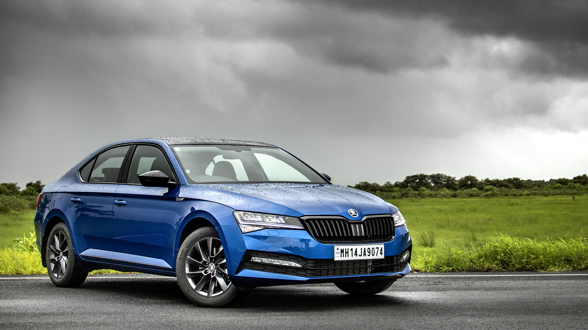 Skoda Superb Price - Images, Colours & Reviews - CarWale