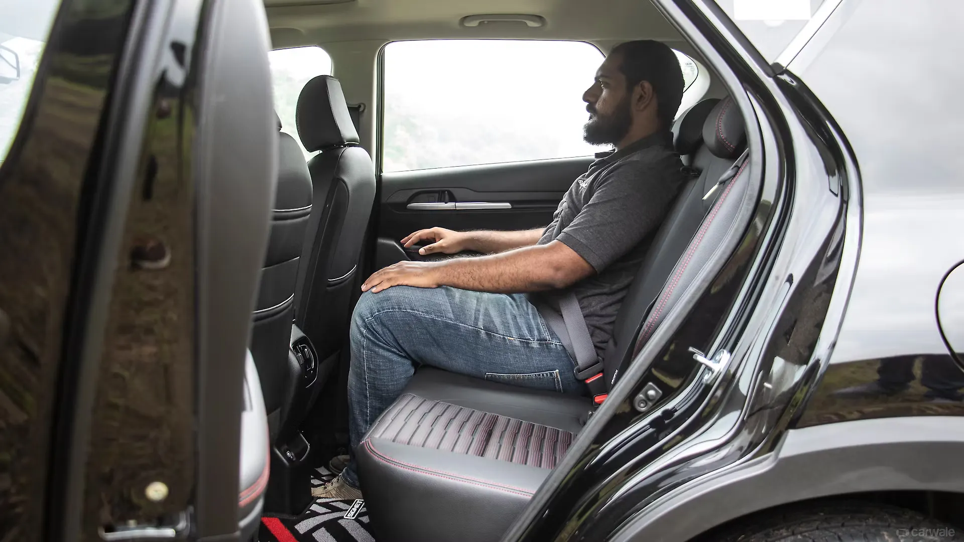 Kia Photo, kia rear row seat leg rests57 Image CarWale