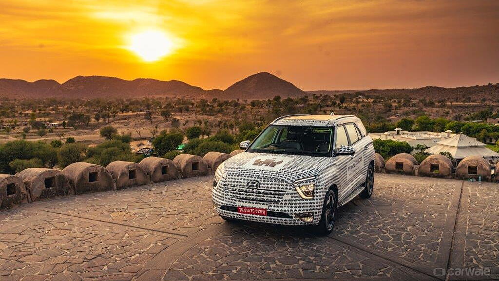 Hyundai Alcazar Expected Price Rs. 15.00 Lakh, Launch Date, Images & More Updates - CarWale