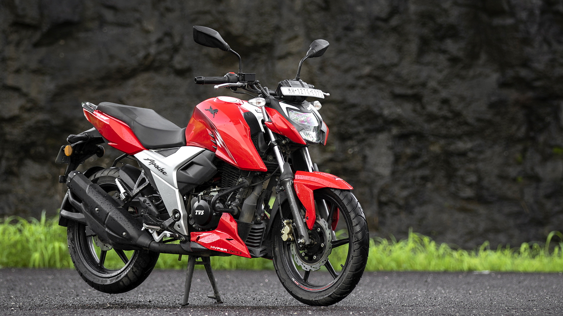 Tvs Apache Rtr 160 4v Racing Red Colour Apache Rtr 160 4v Colours In India Bikewale