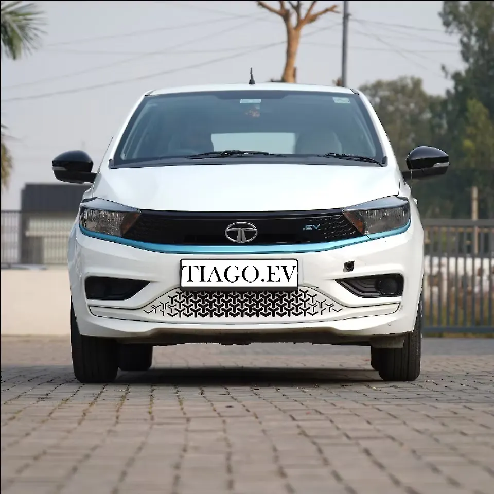2023 Tata Tiago EV XT Medium Range [2022-2025]