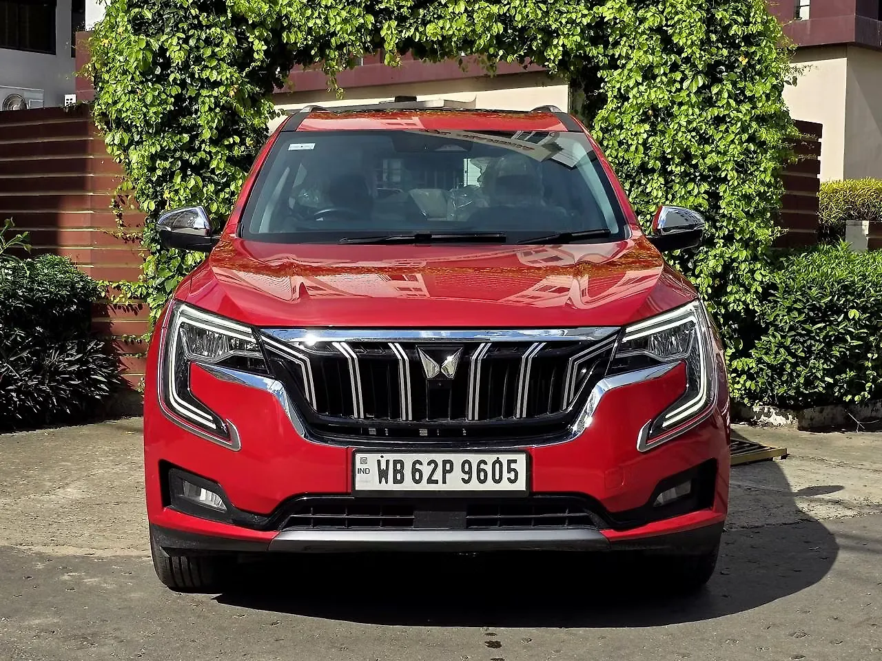 2023 Mahindra Old Generation XUV700 AX7 Luxury Pack 2WD Petrol 2.0L Turbo Automatic 7 STR 2023 Mahindra Old Generation XUV700 AX7 Luxury Pack 2WD Petrol 2.0L Turbo Automatic 7 STR