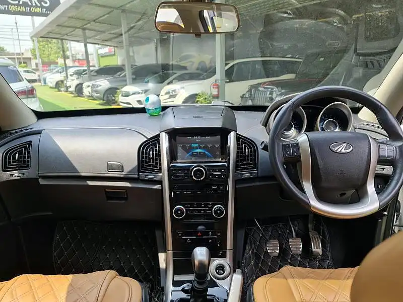 Second Hand Mahindra XUV500 W11 in Lucknow