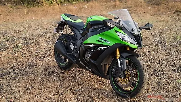 Kawasaki Ninja ZX-10R [2015] Front Three-Quarter Image – BikeWale