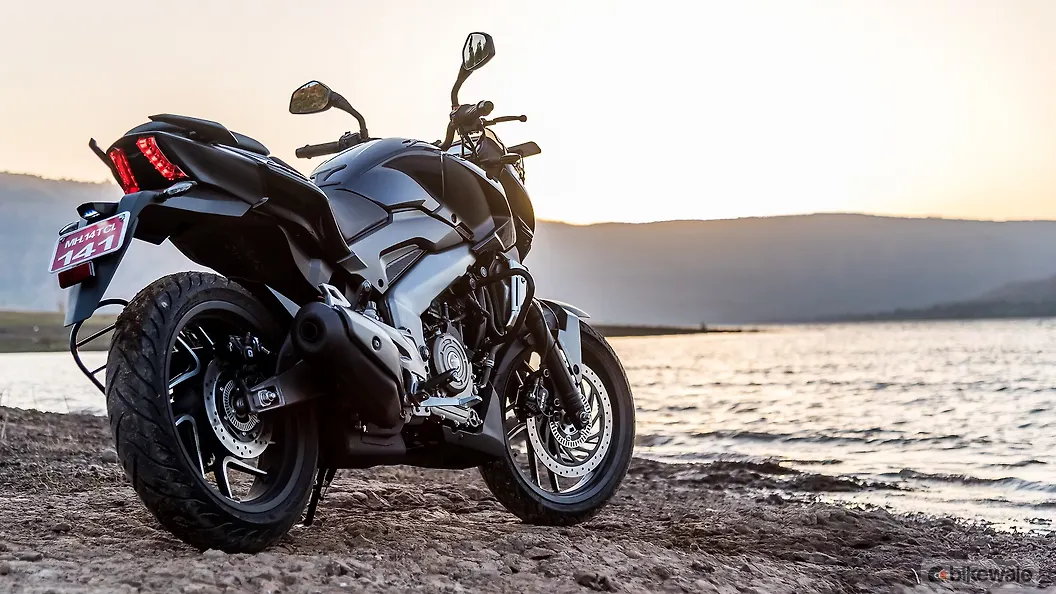 Bajaj Dominar 400 [2018] Rear Three-Quarter Image – BikeWale