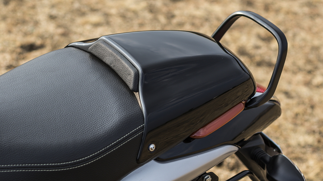 Bajaj v12 best sale seat cover