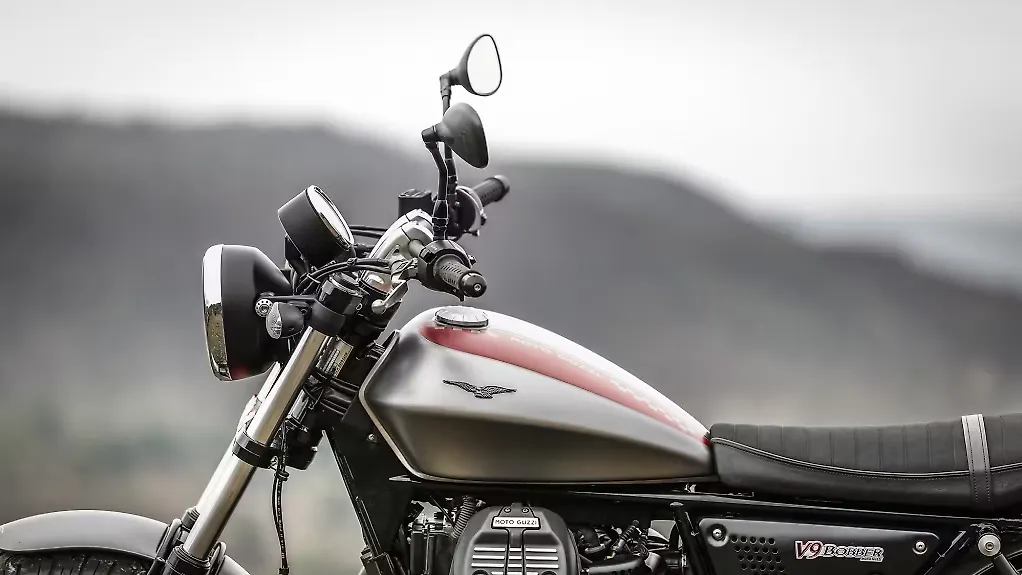 モトグッチ V9 Bobber/Roamer 〜20 スクリーン Series3 ダーク