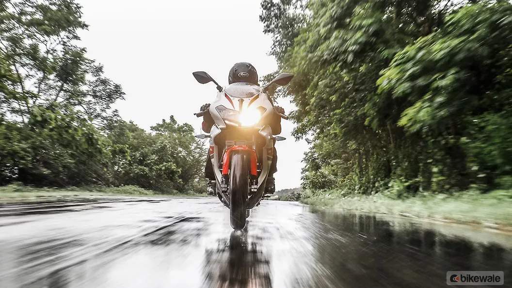 Benelli 302R Action Image BikeWale