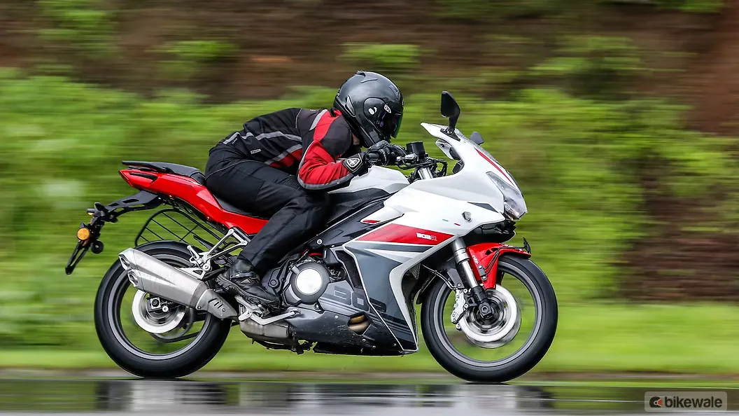 Benelli 302R Action Image BikeWale