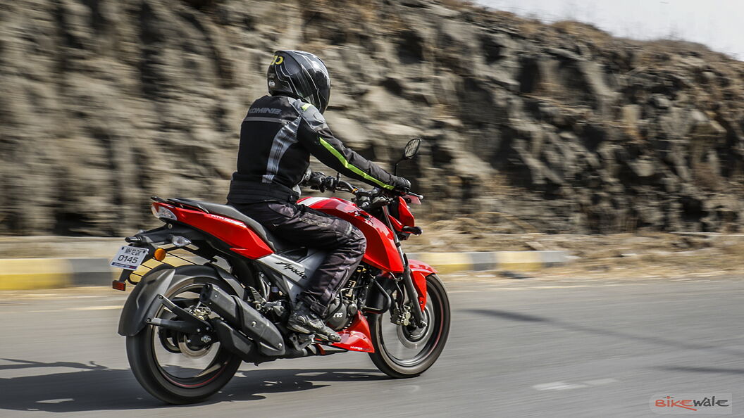 TVS Apache RTR 160 4V Action Image – BikeWale