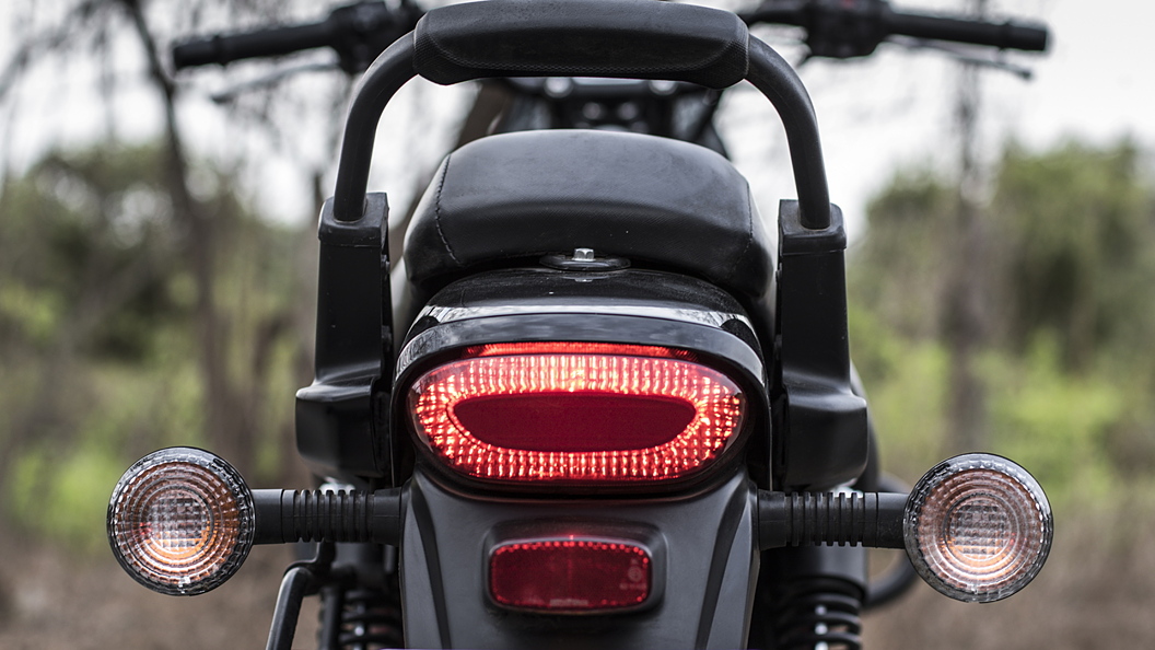 Bajaj avenger clearance tail light