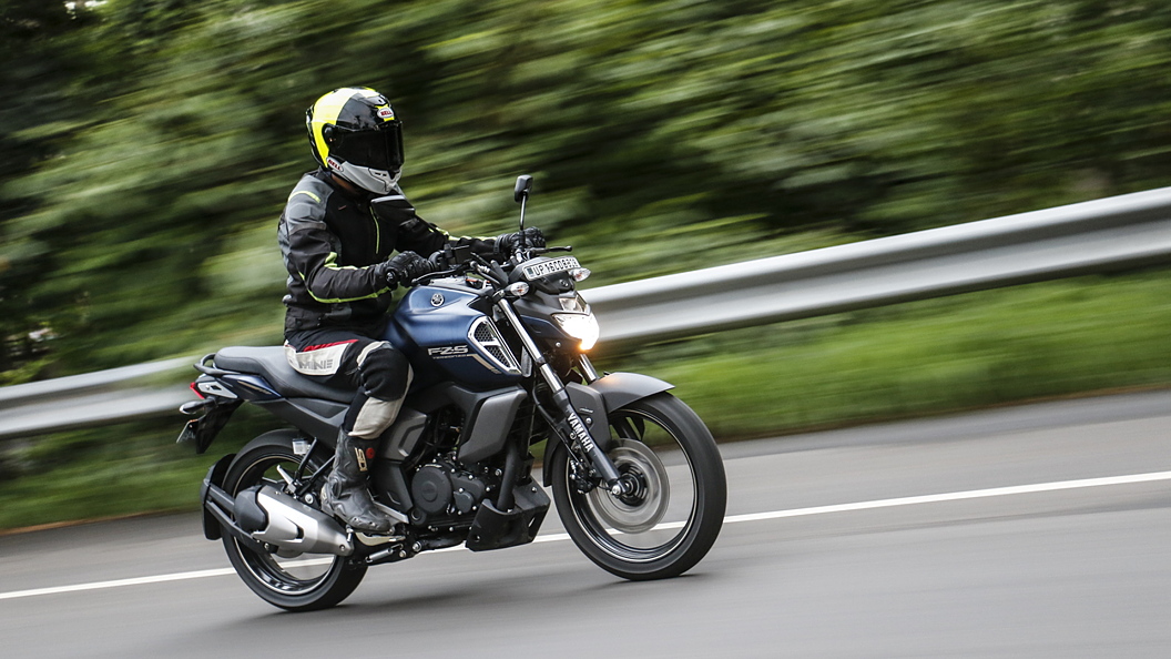 Yamaha fz v3 store on road