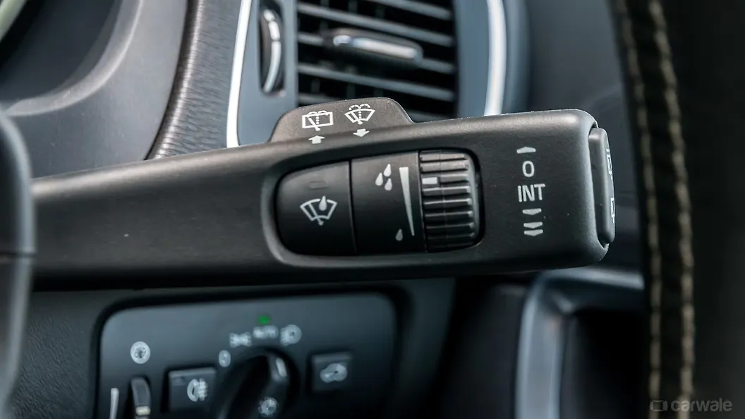 https://imgd.aeplcdn.com/1056x594/cw/ec/19995/Volvo-V40-Interior-57002.jpg?v=201711021421&wm=1&q=80