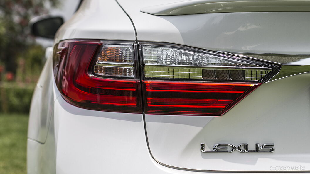 Discontinued Lexus ES 2017 Exterior