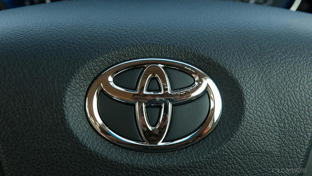 Toyota Camry [2015-2019] Badges