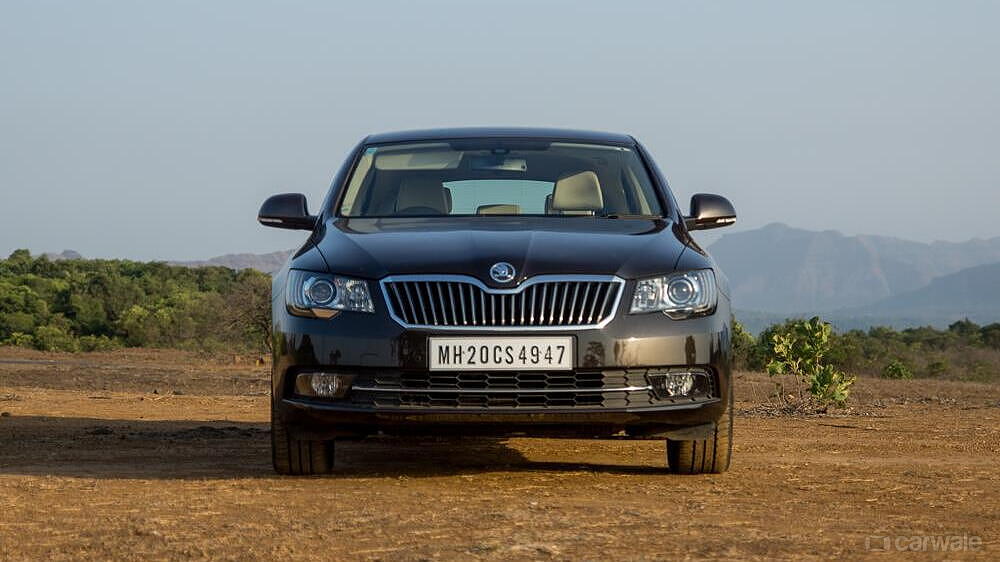 Discontinued Skoda Superb 2014 Front View