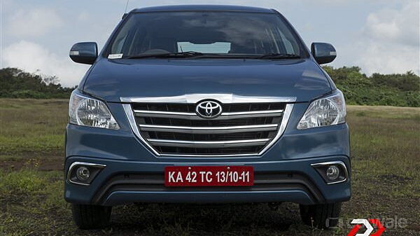 Discontinued Toyota Innova 2013 Front View