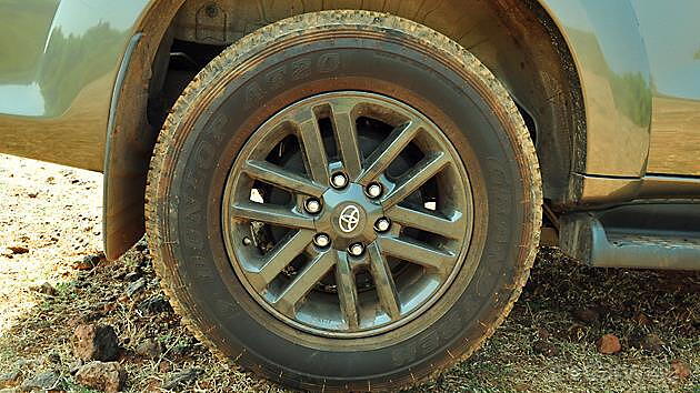 Discontinued Toyota Fortuner 2012 Wheels-Tyres