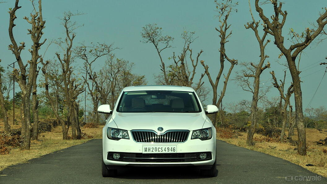 Discontinued Skoda Superb 2016 Front View