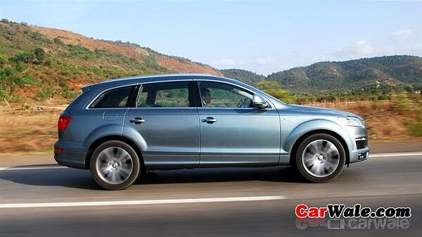 Discontinued Audi Q7 2010 Left Side View