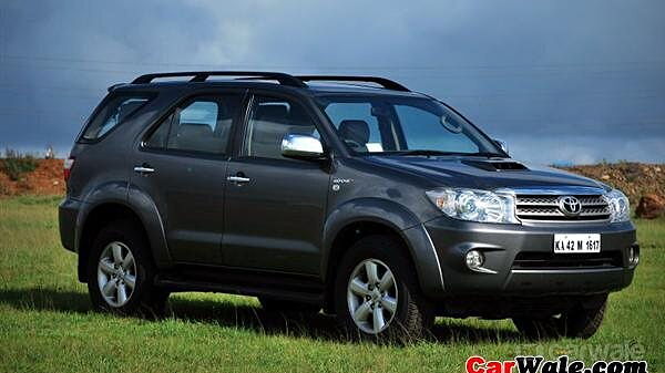 Toyota Fortuner [2009-2012] Left Side View