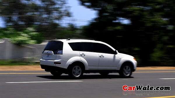 Mitsubishi Outlander 07 15 Images Interior Exterior Photo Gallery Carwale