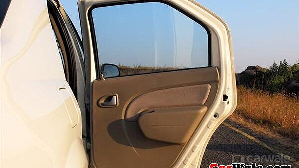 Mahindra-Renault Logan [2009-2011] Door Handles