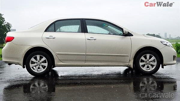 Toyota Corolla Altis [2011-2014] Left Side View