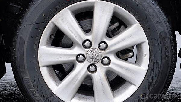Discontinued Toyota Corolla Altis 2011 Wheels-Tyres