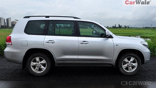 Toyota Land Cruiser [2009-2011] Left Side View